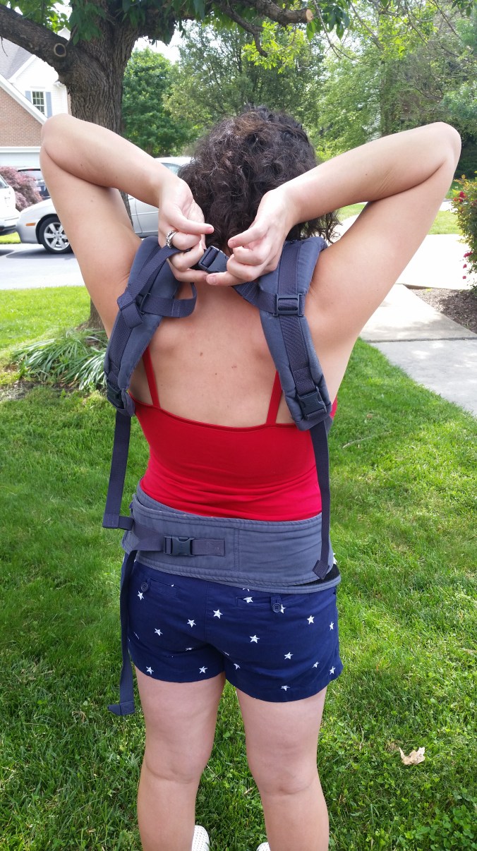 Fasten the shoulder blade clasp